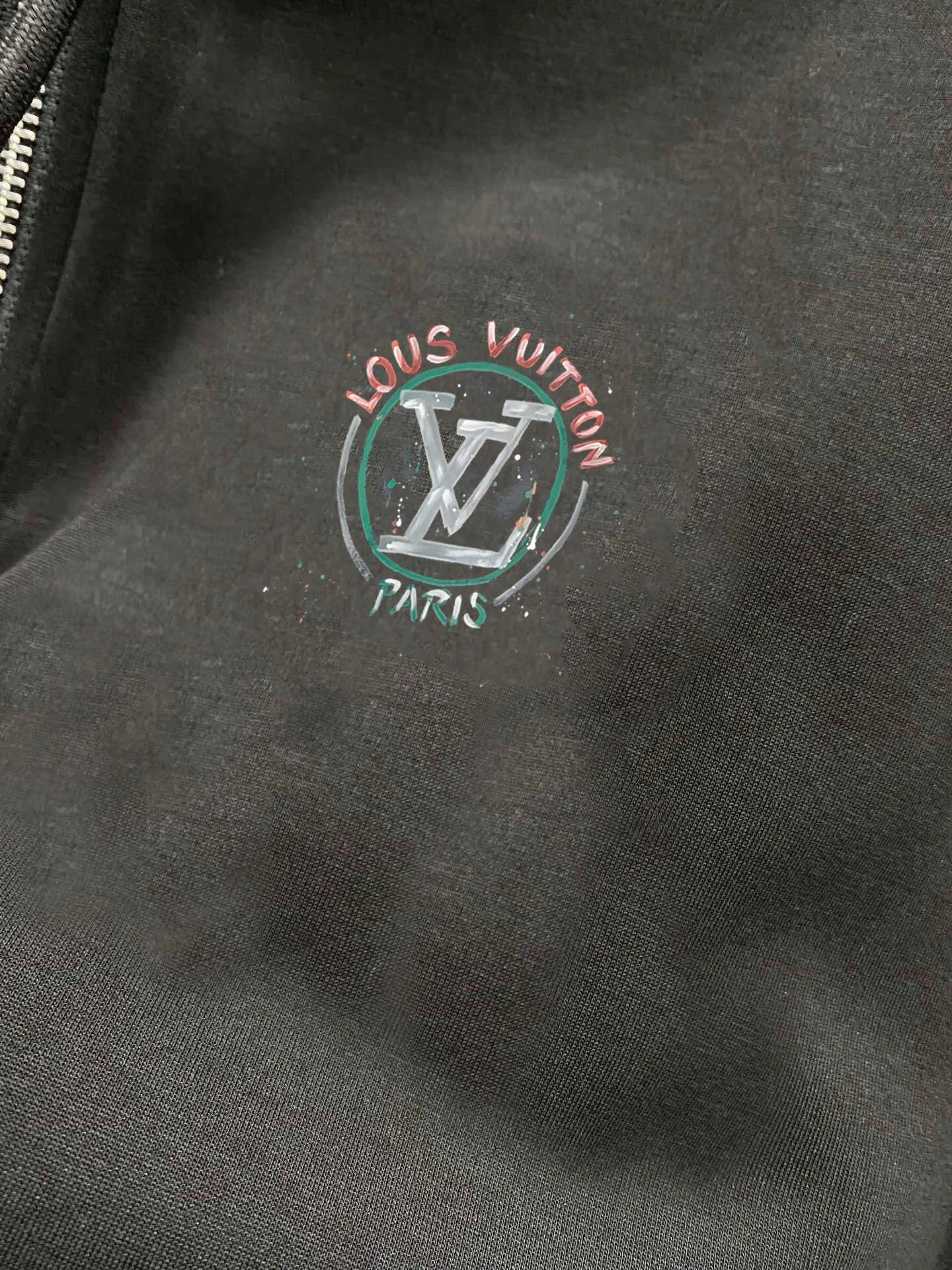 🅿️420 [LV Louis Vuitton] (Fat Man Gospel) hot-selling suit is coming. Focus on the original version of the official website. 2025 new hot-selling cardigan sweater suit. The original order is the best. 🇭🇰The meticulous work of top designers is dedicated to a fitting and perfect upper body effect. All-natural high-quality Roman cotton 100%, close-fitting comfort, noble and elegant! Original hardware embodies elegance and nobility! Counter size: M-5XL (maximum wear up to 220 pounds)